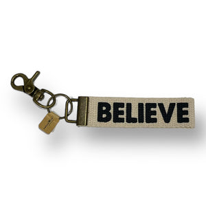 Keyring with the word BELIEVE printed on fabric