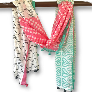 Hot pink, white, navy blue and mint are a great colour combination on this scarf