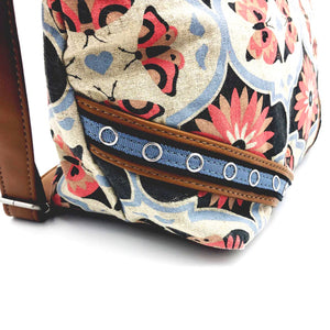 Lovely trim work on both corners of this canvas Cafe bag from bsirius