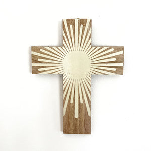 The Elio wall cross is made of wood and is decorated with a central sun with rays radiating to the edges